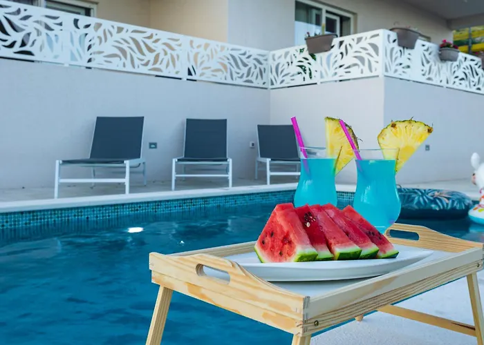 Luxury Poolside Oasis Split