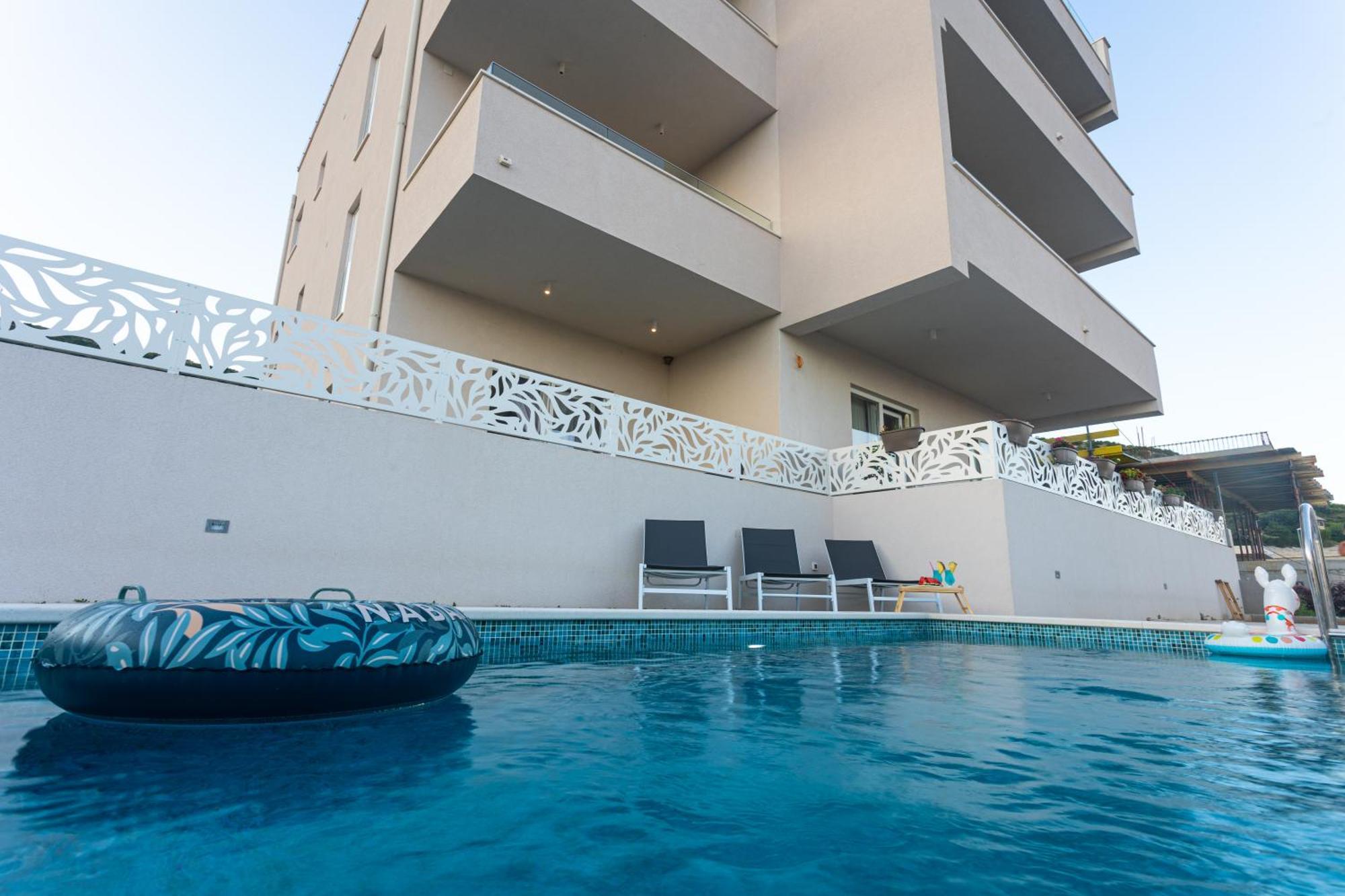 Luxury Poolside Oasis Split *