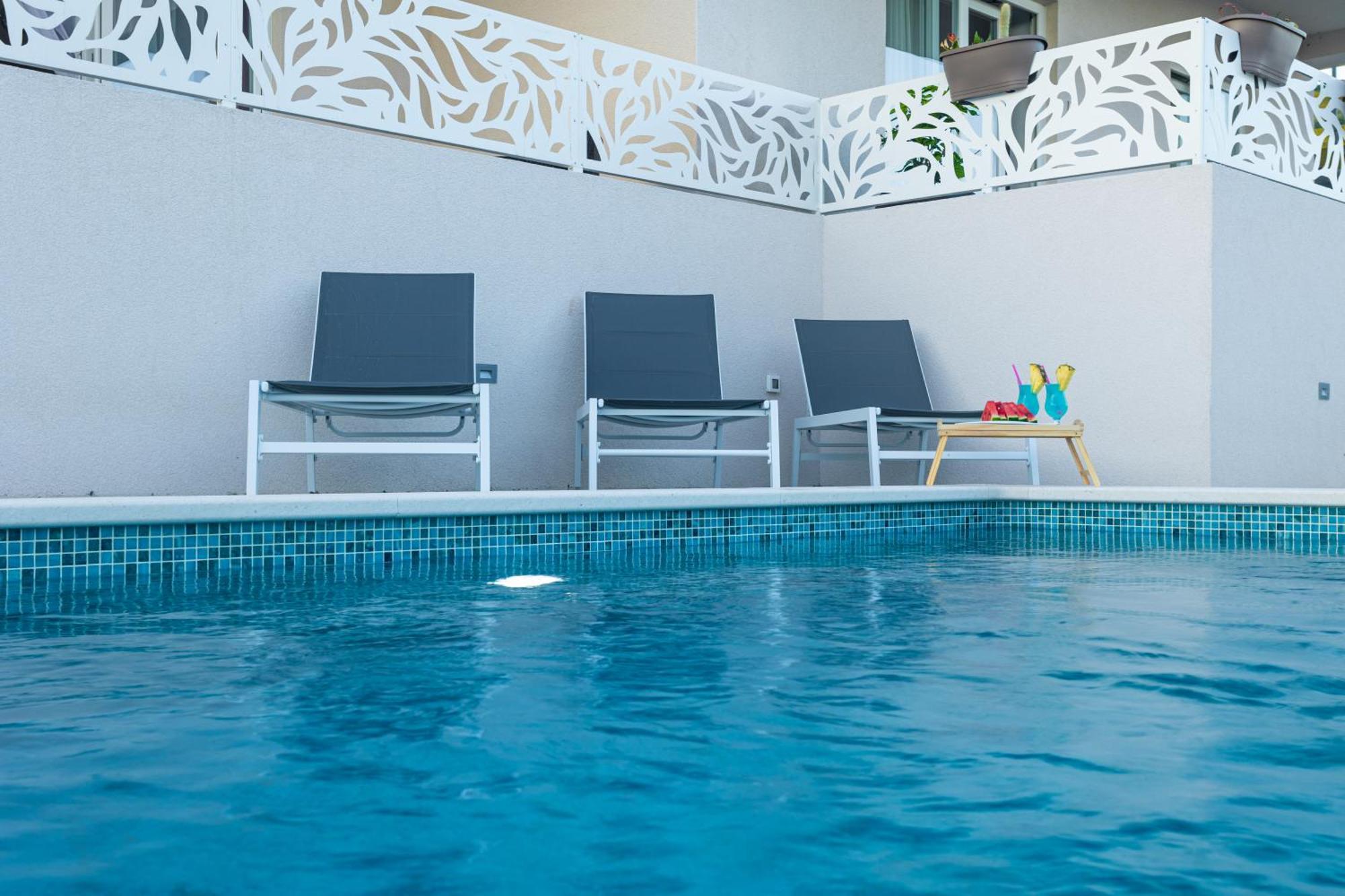 Apartman Luxury Poolside Oasis Split *