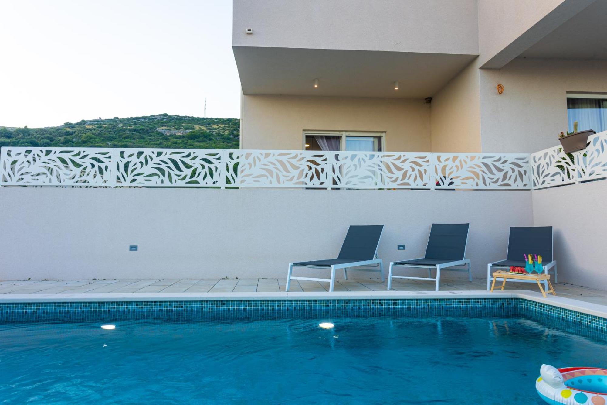 Luxury Poolside Oasis Split Apartman Trogir