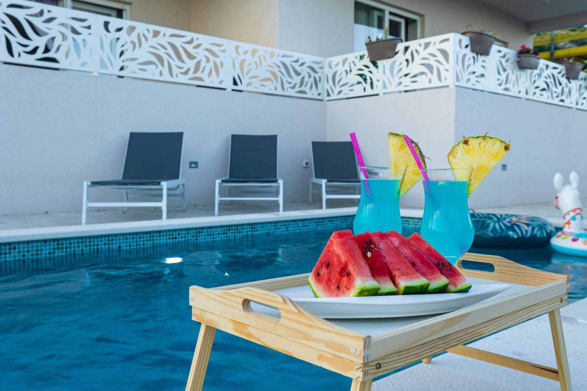 Apartman Luxury Poolside Oasis Split